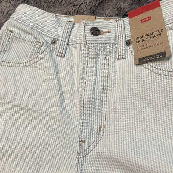 Levi’s High-Waisted Mom Shorts Size 24 Light Blue White Denim Stripey NWT - Picture 6 of 8